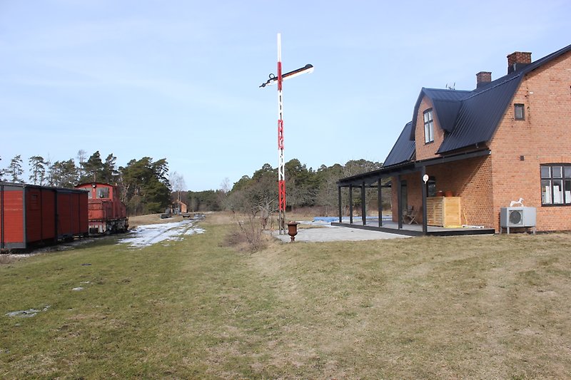 En byggnad av rött tegelsten som tidigare har varit en järnvägsstation.