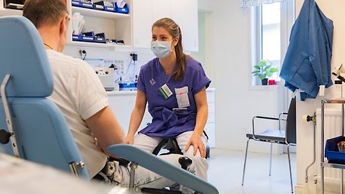 Patient och sjukvårdspersonal i undersökningsrum