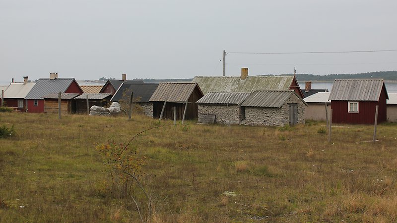 Jauvika fiskeläge med strandbodar